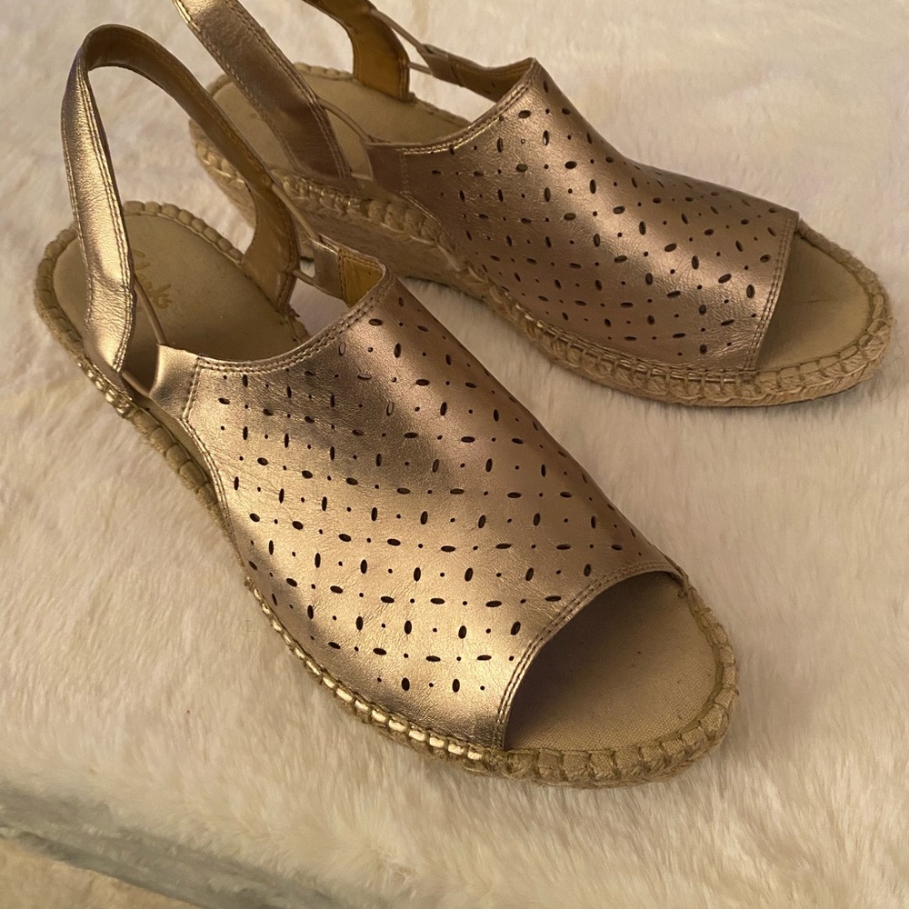 Gold leather wedge heeled espadrilles. - Picture 2 of 7